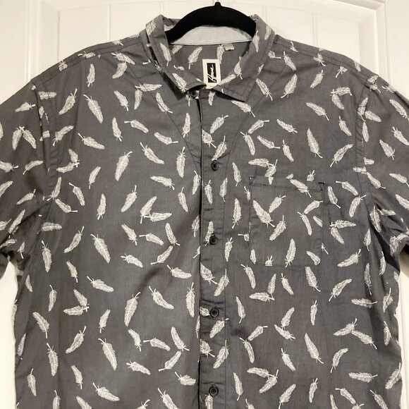 HOWE Dark grey white feather print short-sleeve button-down shirt MEDIUM LARGE - Picture 3 of 12